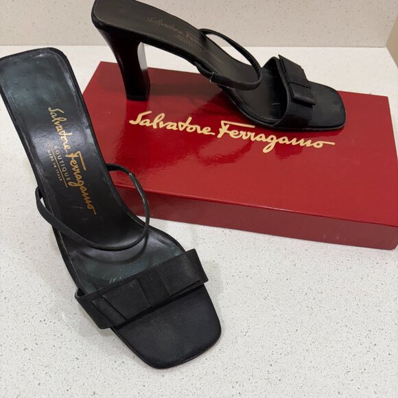 Salvatore Ferragamo Ranita Bow Sandals with elastic strap - Picture 2 of 13